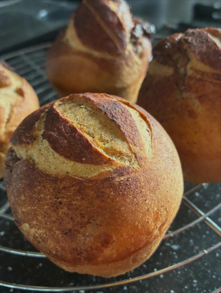 Pains au levain sortis du four