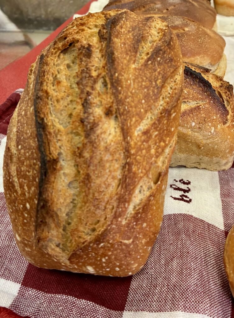 Pain au levain posé sur un torchon